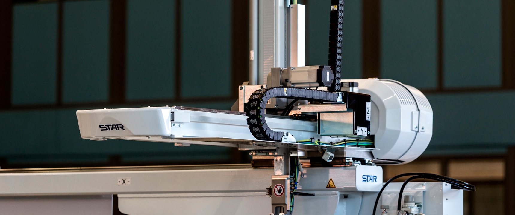 Robot manipolatori per posizionamento di inserti nello stampo per materie plastiche e applicazioni IML 